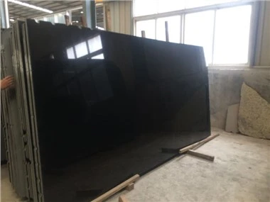 Slab negru absolut