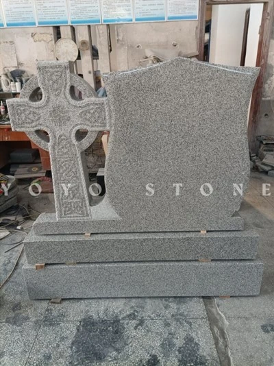 Piatra comemorativă din granit cu cruce celtică gri